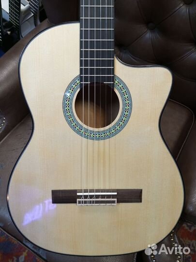 Новая классическая гитара с вырезом