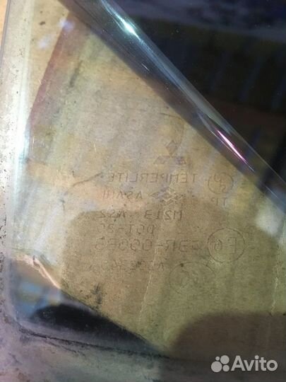 Стекло глухое заднее правое Mitsubishi Pajero 3