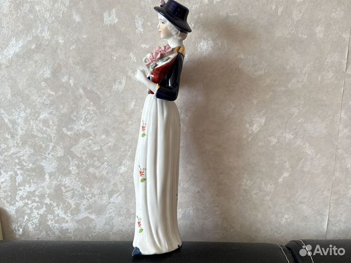 Фарфоровая статуэтка девушка с букетом