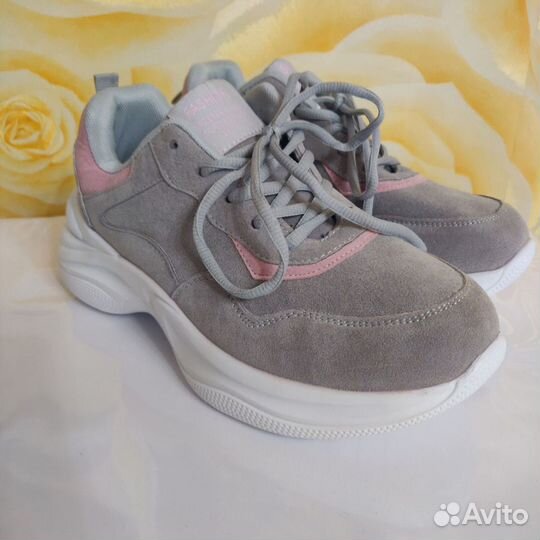 Кроссовки женские