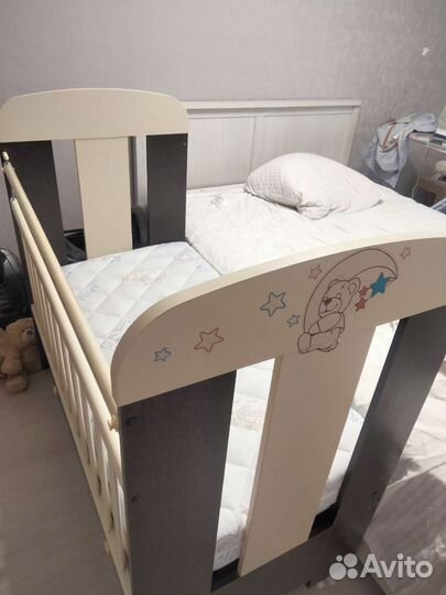 Детская кроватка с маятником