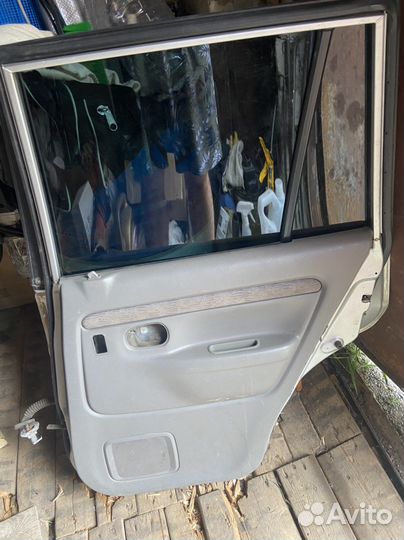 Задняя правая дверь мазда демио