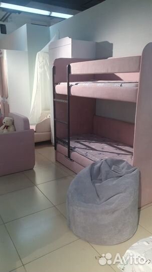 Мягкая двухъярусная кровать Бондо