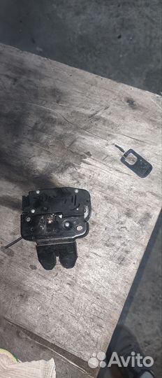 Задний замок багажника на ниссан Тиана 2005г