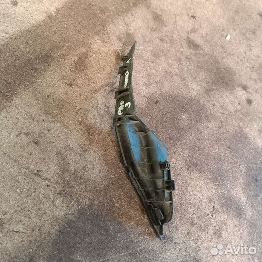 Уголок жабо левый уплотнитель крыла. Kia Rio 3