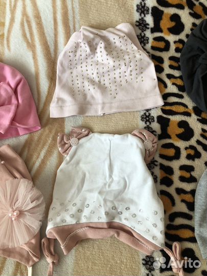 Вещи пакетом на девочку, тонкие шапки