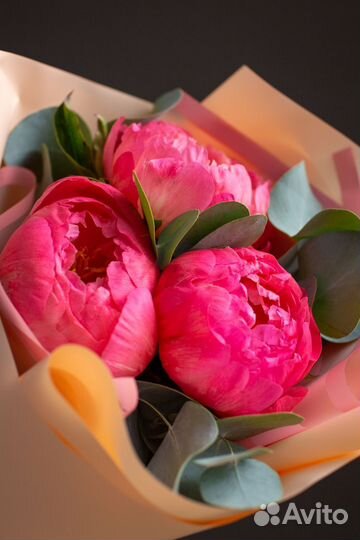 Букет из 3 пионов с эвкалиптом