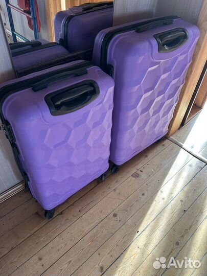 Чемодан на колесах ударопрочный