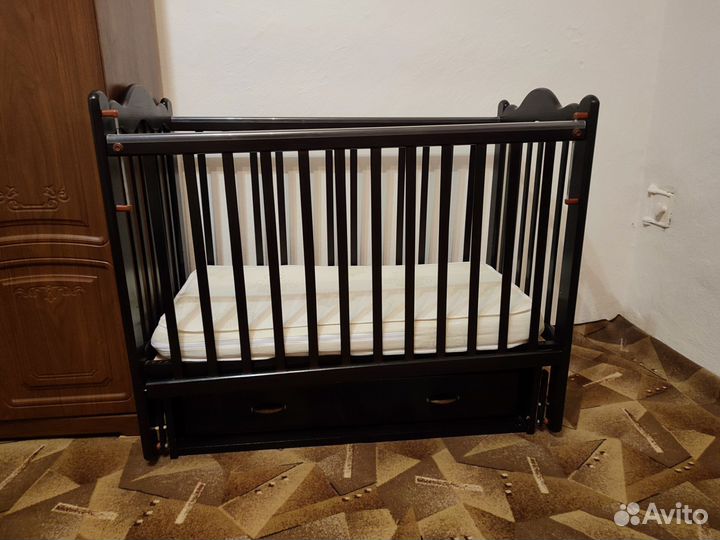 Детская кроватка с маятником и ящиком