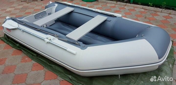 Мотор и моторная лодка