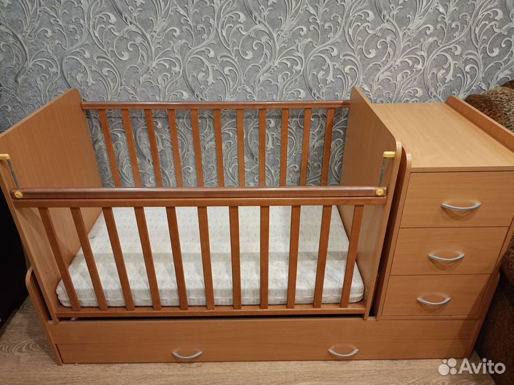 Детская кроватка с маятником