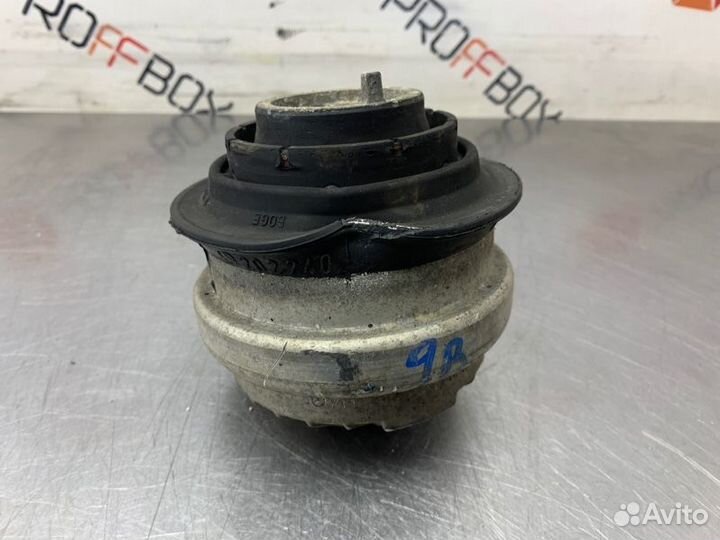 Подушка крепления двигателя левая Mercedes E-Class