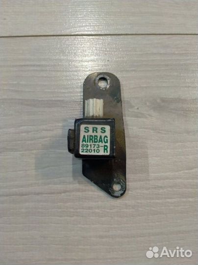 Датчик airbag правый Toyota Mark I I JZX100 1jzge