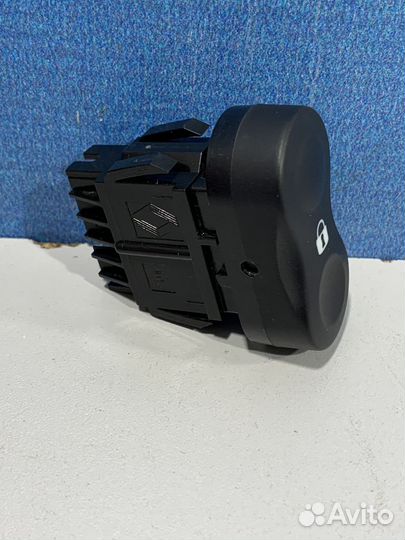 Кнопка блокировки салона Renault sandero