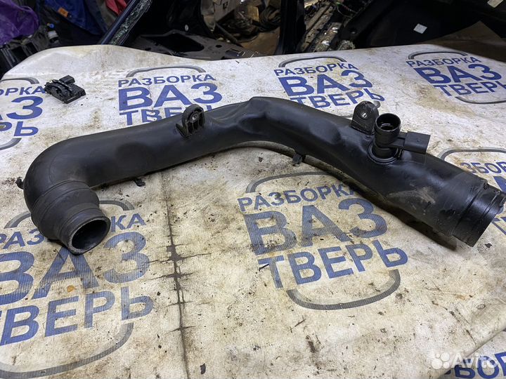 Патрубок интеркулера воздушный Джетта 5 Гольф 5