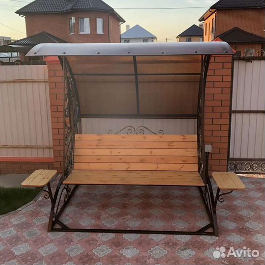 Качель с откидной спинкой и боковыми столиками