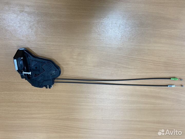 Замок задней правой двери Toyota corolla e180