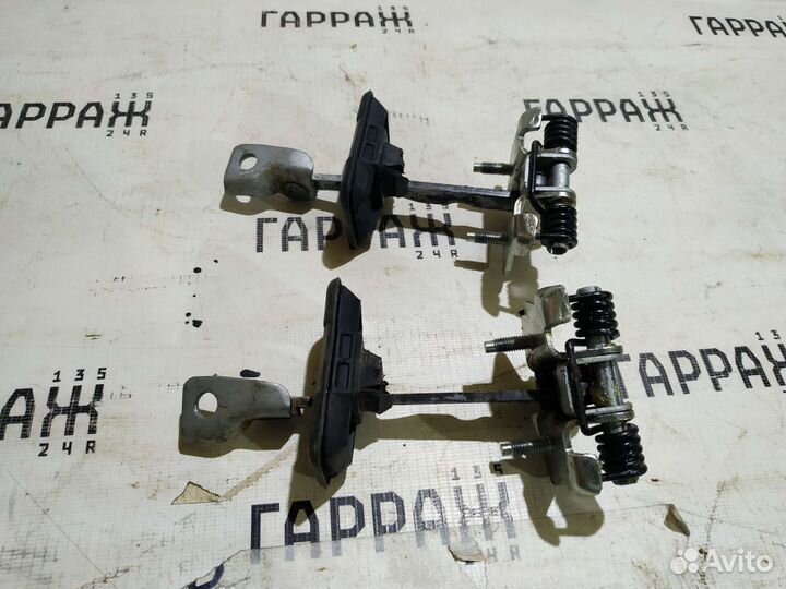 Ограничитель двери Renault Sandero Stepway 2 2021г
