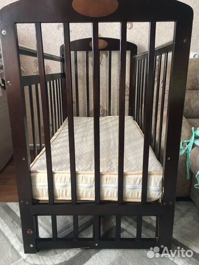 Детская кроватка с маятником