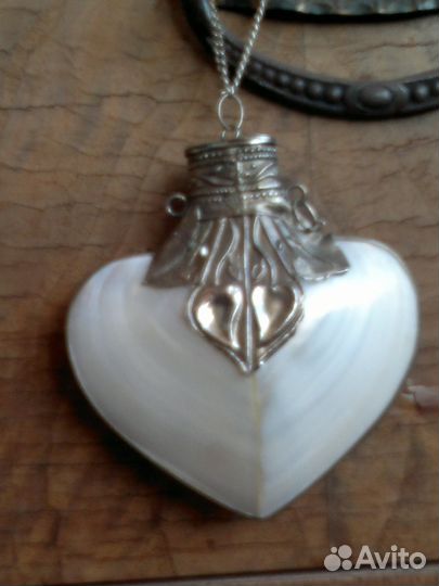 Изящное сердечко из перламутра в оправе