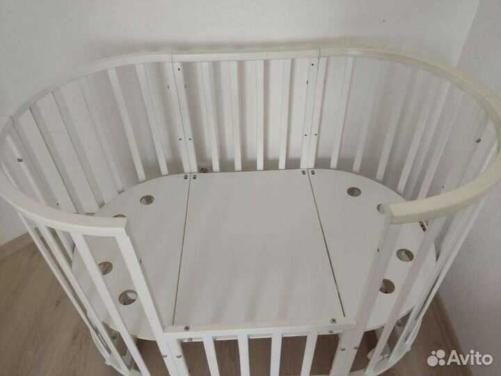 Детская кроватка с маятником круглая