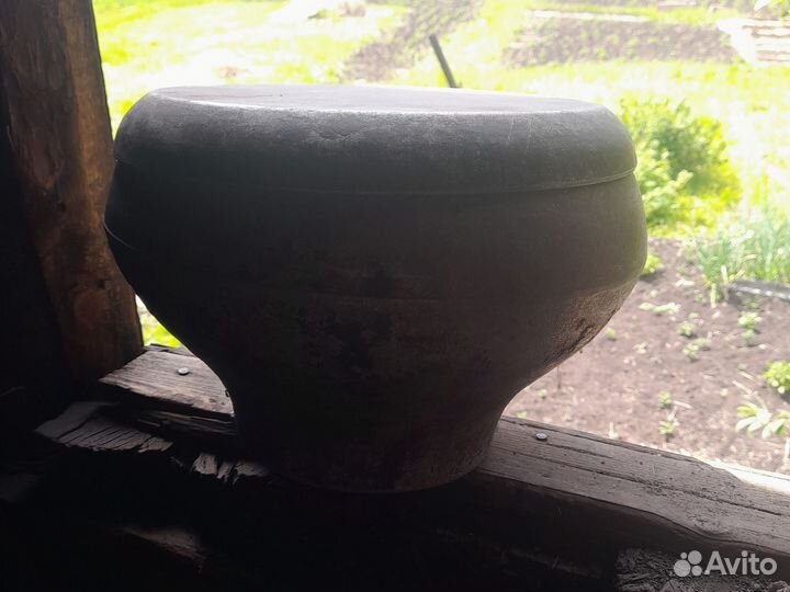 Керосиновая лампа,глинянные горшки,чугунок