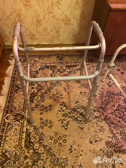 Ходунки и туалет для инвалида, пожилого человека