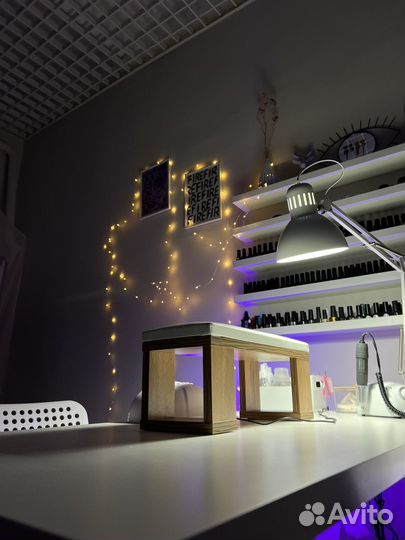 Место мастера маникюра и бровиста или визажиста