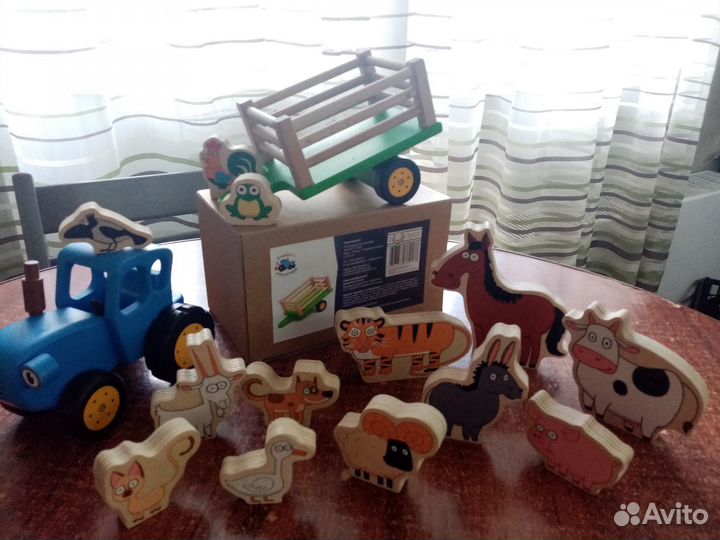 Синий трактор с животными bochart