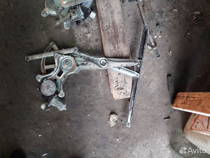 Mitsubishi L200 Стеклоподъемник задней двери