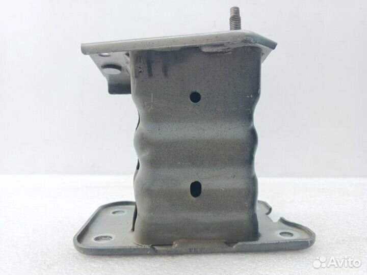 Кронштейн усилителя бампера передний правый Nissan