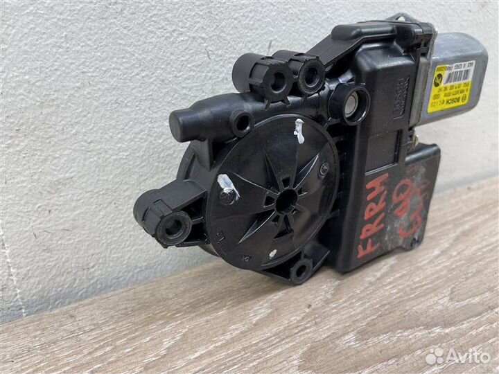 Моторчик стеклоподъемника передний правый Genesis