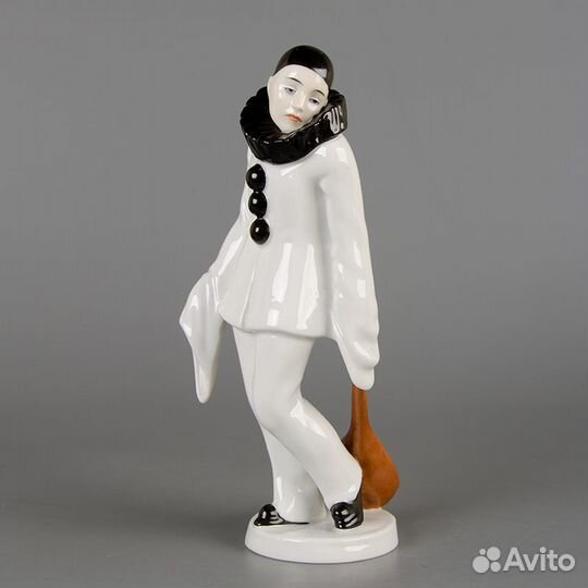 Фарфоровая статуэтка 