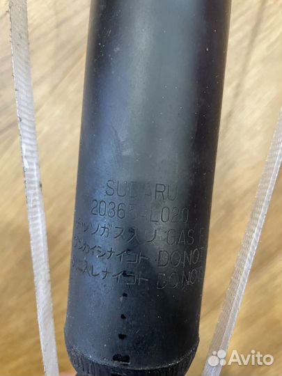 Задние оригинальные стойки на Subaru Outback bs