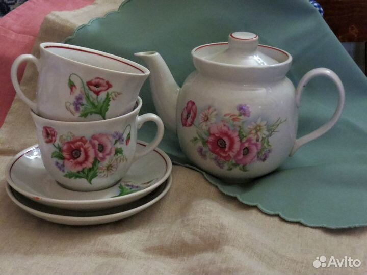 Заварочный чайник и чашки с блюдцами