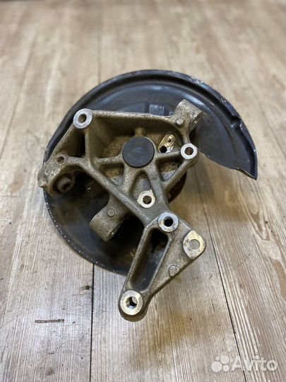 Кулак задний левый в сборе Volkswagen