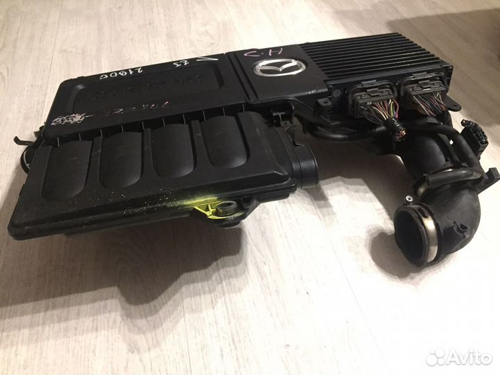 Крышка двигателя Mazda Demio