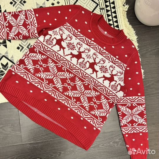 Свитер с оленями красный