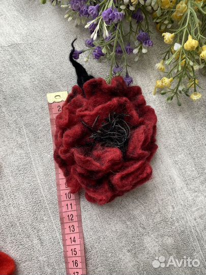 Брошь вленная из шерсти ручная работа