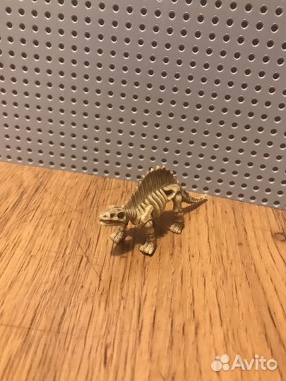 Пластиковый динозавр
