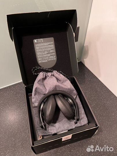 AKG K371