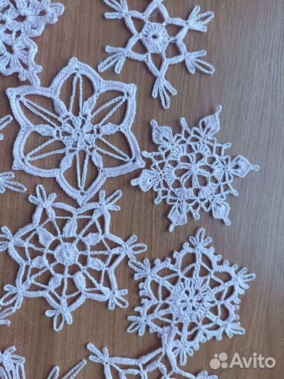 12 розовых снежинок