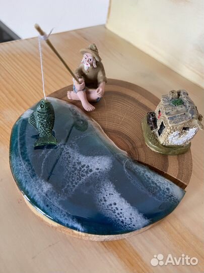 Подставка- сувенир «Старик и море». Дуб, смола