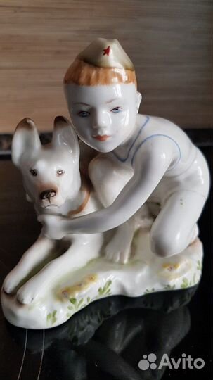 Статуэтка «Юный пограничник с собакой в зеленой пи