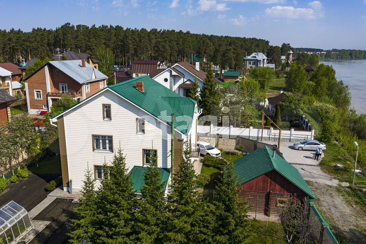 Коттедж 301,2 м² на участке 9 сот.