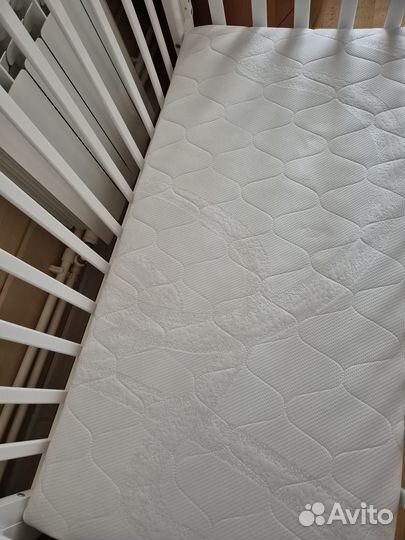 Детская кроватка с маятником и матрасом