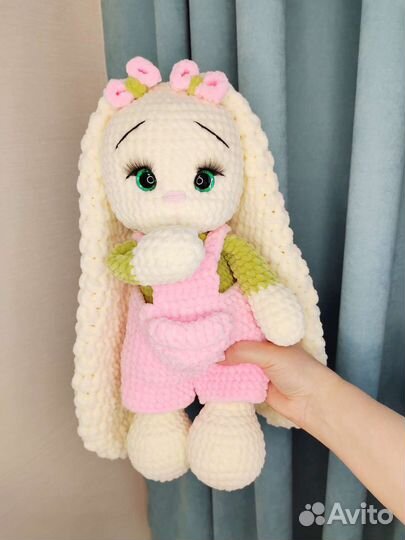 Плюшевый заяц вязаный