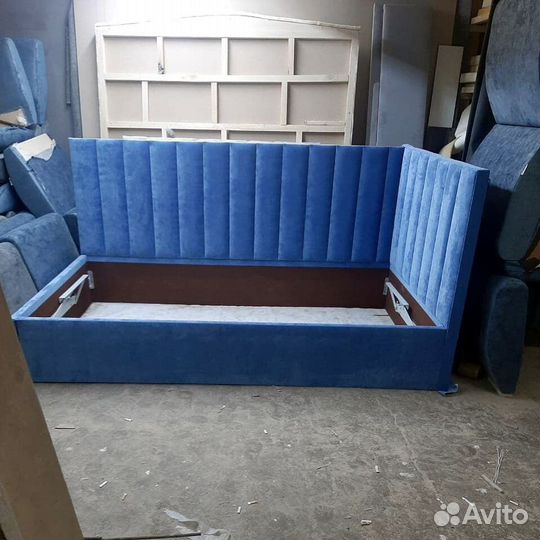 Кровать двухспальная с матрасом