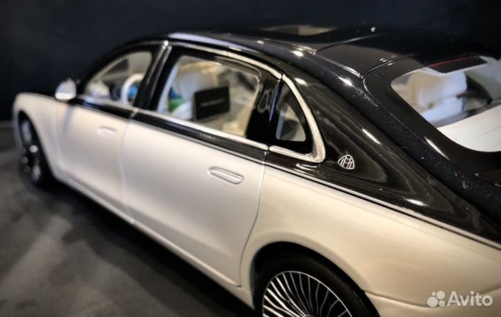 Модель 1:18 Mercedes Maybach x223