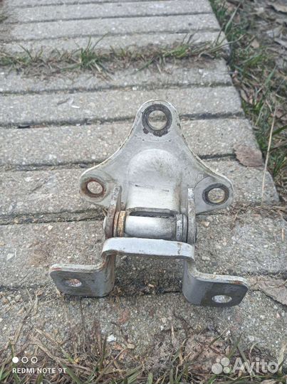 Петля двери на isuzu эльф